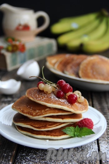 Нежнейшие панкейки, приготовленные на кефире с шоколадом внутри, подавать к столу горяченькими!