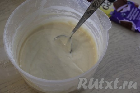 Перемешать тесто лопаткой аккуратными движениями. Тесто для панкейков должно получиться пышным, не очень густым и воздушным.