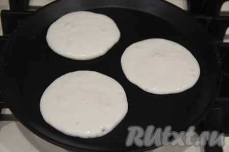 Сковороду разогреть без добавления масла (сковорода для выпечки панкейков должна быть хорошего качества, так как мы печём панкейки без масла). Выкладывать на сковороду по 1 столовой ложке теста, формируя круглые панкейки.