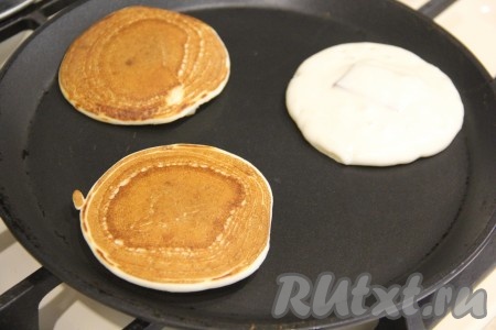 Жарить на среднем огне, как только верх панкейка покроется дырочками, перевернуть его на другую сторону.