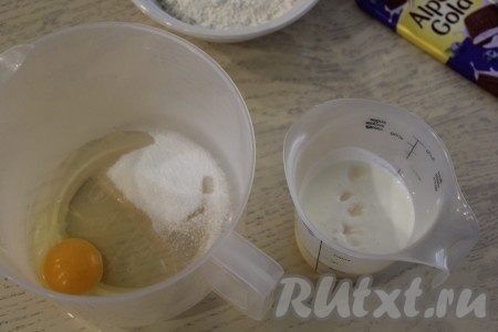 В кефир всыпать соду, перемешать, смесь запенится. В ёмкости, удобной для взбивания, соединить яйцо и сахар.