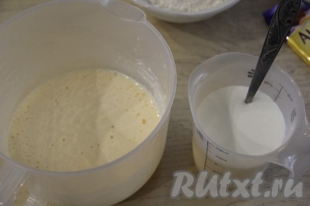 Яйцо с сахаром взбить миксером в течение 5 минут, масса в процессе взбивания станет достаточно светлой и увеличится в объёме.
