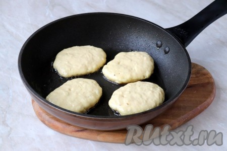 Сковороду разогреть с добавлением растительного масла, выкладывать по 1-1,5 столовых ложек кабачкового теста, формируя небольшие лепёшки, придавая им форму овала или круга.