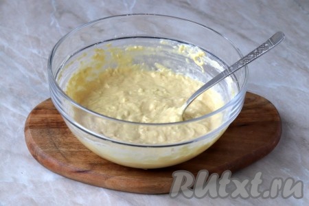 Тесто для оладий из кабачков, замешанное на ряженке, должно получиться вязким и достаточно густым (как на фото). Накрыть миску с тестом полотенцем и оставить на 10 минут при комнатной температуре.