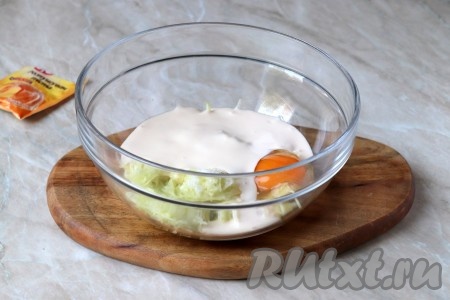 К натёртому кабачку вбить куриное яйцо, добавить щепотку соли и ряженку, перемешать ложкой.