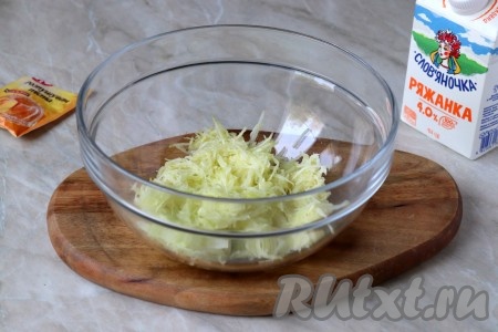 Кабачок помыть, обрезать хвостики, удалить кожуру, если семечки крупные, их тоже лучше удалить. 200 грамм подготовленного кабачка натереть на тёрке со средними ячейками. После чего отжать лишнюю жидкость, а кабачковую "стружку" переложить в глубокую миску.