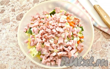 На мелкие кубики нарезаем и ветчину, перекладываем в миску.