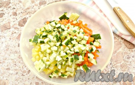 Тщательно промываем огурец, срезаем кончики и нарезаем на мелкие кубики (не забывайте, что кубики должны быть такого же размера, как мы нарезали картошку и морковку). Я нарезала огурец со шкуркой, но если она жестковата или горчит, то лучше её срезать. 