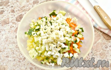 Куриные яйца тоже нарезаем на мелкие кубики и выкладываем в миску.