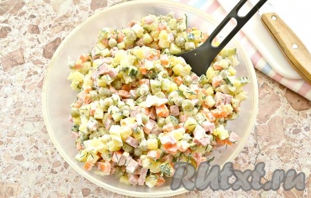 Осталось только ингредиенты перемешать и салат "Оливье" с ветчиной и свежим огурцом будет готов.