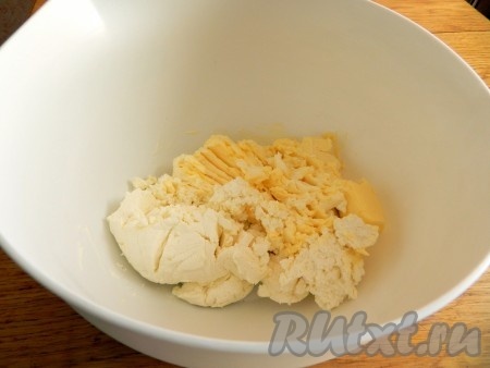 Сливочное масло должно быть комнатной температуры, поэтому его нужно достать из холодильника заблаговременно, чтобы оно согрелось и стало мягким. Выложить мягкое сливочное масло в миску, добавить творог, растереть вилкой до однородности (обращаю особое внимание, что не стоит перемешивать миксером).