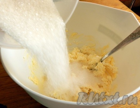 Всыпать сахар и ванильный сахар, перемешать вилкой.