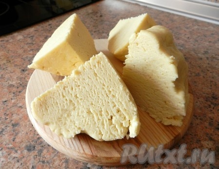 Разделить тесто на четыре части.