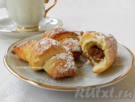 Мягкие, вкусные, аппетитные творожные рогалики с варёной сгущёнкой достать из духовки, дать остыть, присыпать, по желанию, сахарной пудрой и можно подавать к столу.