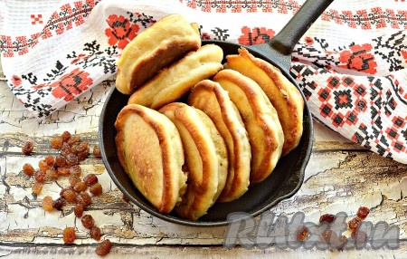 Вкусные, аппетитные, пышные оладьи, приготовленные на сметане без добавления дрожжей, к столу подаём горячими. Внутри оладушки в меру плотные, с пористой структурой, в качестве дополнения к ним можно предложить сметану, джем или варенье.