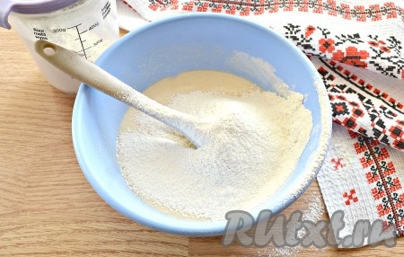 В эту смесь добавляем в 2-3 захода просеянную муку, каждый раз перемешивая до однородности.