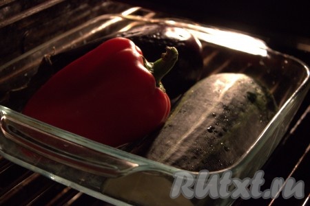 Запекать овощи в заранее разогретой до 200 градусов духовке до готовности. Баклажан, перец и кабачок обычно запекаются минут 30-35, лук и помидоры - минут 20-25, но продолжительность запекания во многом зависит от вашей духовки и сорта овощей. Поэтому просто проверьте готовность, прокалывая запечённые овощи зубочисткой (готовые овощи должны легко прокалываться зубочисткой).