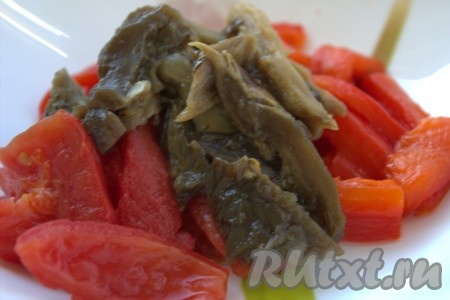 От очищенного баклажана отрезать хвостик, а затем нарезать брусочками, выложить в миску с перцем и помидорами.