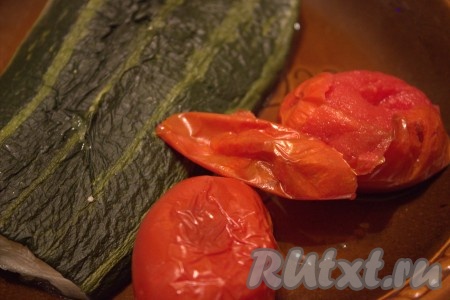 Запечённые овощи достать из духовки, остудить и очистить от кожуры.