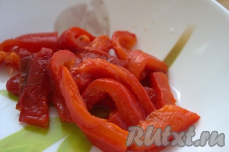 С поверхности болгарского перца удалить кожицу, затем убрать семена с плодоножкой. Перец нарезать на небольшие полоски (ни очень мелко, ни слишком крупно нарезать не нужно), выложить в миску. Старайтесь, чтобы и перец, и другие запечённые овощи были нарезаны на кусочки, примерно, одинакового размера.