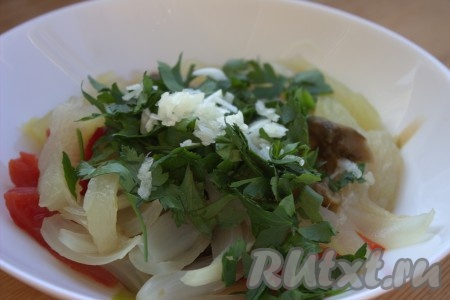 В эту же миску вложить очищенные зубчики чеснока, пропущенные через пресс, и вымытую, мелко нарезанную зелень.