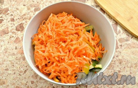 Сюда же выкладываем и натёртую на крупной тёрке морковь.