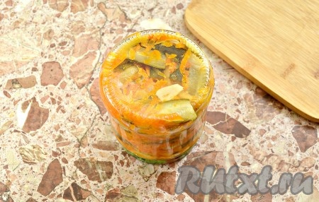 Затем закручиваем банку с салатом простерилизованной крышкой, сразу переворачиваем, чтобы баночка стояла на крышке, а после этого укутываем тёплым пледом (или одеялом) и полностью остужаем в течение суток.