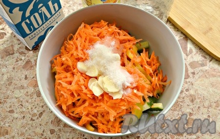 Зубчики чеснока очищаем от шелухи, нарезаем на тонкие пластины и вместе с растительным маслом, сахаром, солью и столовым уксусом добавляем в миску.