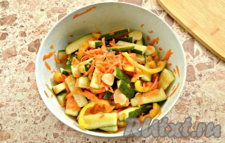 Перемешиваем и оставляем салат на 2 часа, в течение этого времени его нужно 3-4 раза перемешать. В процессе маринования из овощей выделится достаточно большое количество сока.