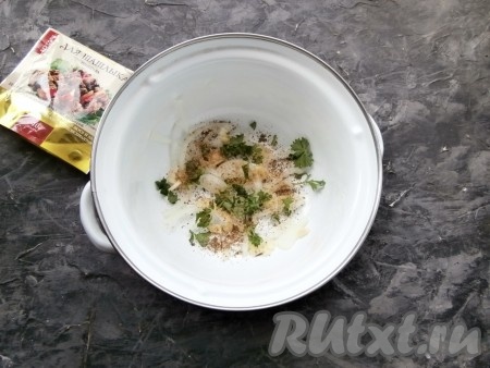 В небольшой ёмкости смешать воду с солью и сахаром, довести до кипения, влить уксус, перемешать, снять с огня, остудить маринад. На дно кастрюльки выложить часть лука, чеснока, измельчённой зелени петрушки, добавить немного приправы для шашлыка.