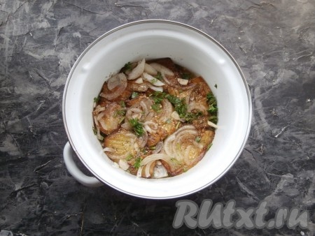 Далее слой баклажанов. Повторять слои, если понадобится. У меня вышло 3 слоя. Сверху должны быть лук с чесноком, петрушкой и приправой. Залить всё остывшим маринадом.