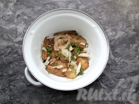 Снова положить лук, чеснок, петрушку и приправу.