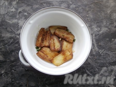 Далее разместить слой жареных баклажанов.