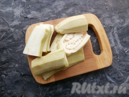 Баклажаны очистить, разрезать горизонтально на 2 части, а затем нарезать на пластины толщиной около 0,5-1 см.