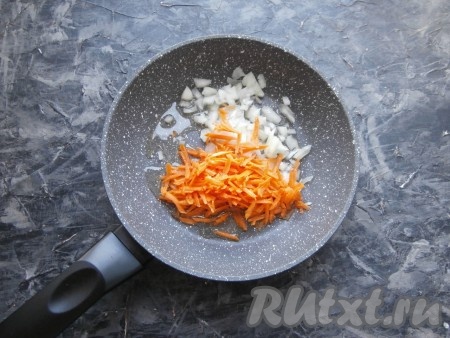 Теперь подготовим зажарку для супа с фрикадельками, для этого в сковороду нужно влить растительное масло, добавить очищенную и произвольно нарезанную луковицу, сюда же выложить половину очищенной и натёртой морковки.