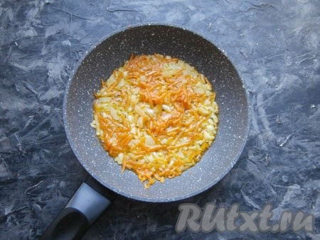 Овощи обжарить на среднем огне, помешивая, до мягкости (на это потребуется минут 5-7).