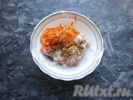 Пока варится картошка, займёмся формированием фрикаделек. 1/4 часть очищенной моркови натереть, выложить к мясному фаршу, добавить мелко нарезанную и очищенную половину луковицы, соль, молотый перец и приправу для фарша.