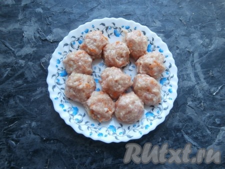 Фарш перемешать и сформировать круглые шарики (фрикадельки). Размер фрикаделек может быть с грецкий орех или чуть меньше.