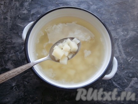 Очищенные картошины нарезать кубиками. 2 литра воды в кастрюле довести до кипения, посолить, выложить картофель, снова довести до кипения, а затем варить на небольшом огне 20 минут.