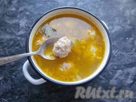 Когда картофель будет готов, выложить в кастрюлю обжаренные овощи, фрикадельки, карри, специи, лавровый лист, мелко нарезанный чеснок, дать супу закипеть, а затем варить на небольшом огне минут 5.