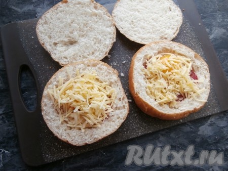 Сверху присыпать яйцо натёртым сыром.