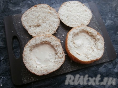 Смазать дно булочек пастообразным плавленым сыром (или майонезом).