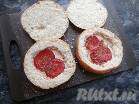 Поверх сыра (или майонеза) выложить по 2 тонких кружочка свежего помидора, чуть посыпать солью, молотым перцем и сухими травами (или вашими любимыми специями).