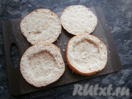 "Крышечки" отложить в сторону, а из основания булочек вынуть мякиш (вынутый мякиш в этом рецепте нам не понадобится, его можно использовать, например, для приготовления котлет).