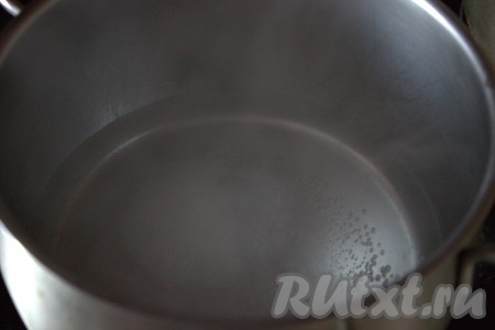 Влить в сотейник (или кастрюлю) холодную воду, всыпать соль и сахар, довести до кипения и проварить рассол на среднем огне минуты 2-3 (до полного растворения кристалликов соли и сахара).