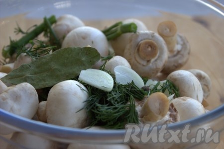 В миску с шампиньонами выложить лавровый лист, чеснок, укроп, добавить горошинки чёрного и душистого перцев.