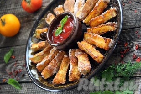 Готовые кабачковые наггетсы достать из духовки, переложить на тарелку и подать к столу с любимым соусом. Очень вкусно получается!