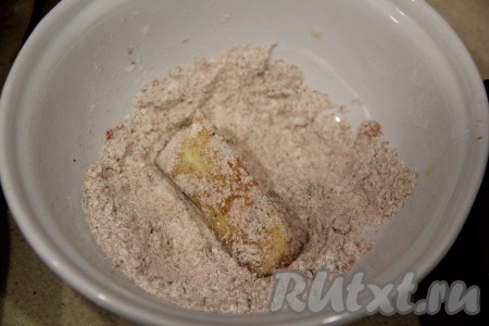 Затем обвалять (запанировать) брусочки кабачка со всех сторон в смеси муки и специй.