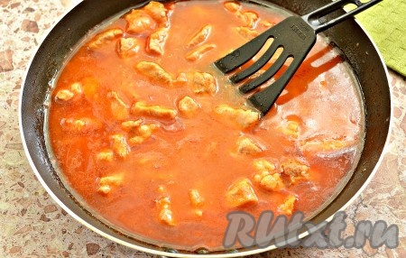 Доводим соус до закипания, убавляем огонь до минимального и томим гуляш из свинины под крышкой 30 минут.