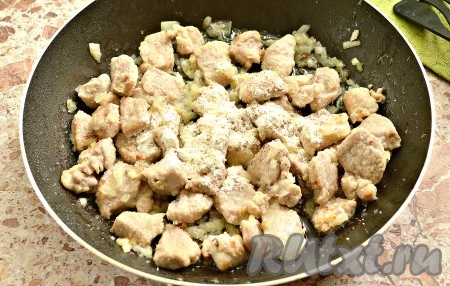 По истечении времени в сковороду всыпаем муку, солим на свой вкус и перчим, перемешиваем, обжариваем ещё 3 минуты.